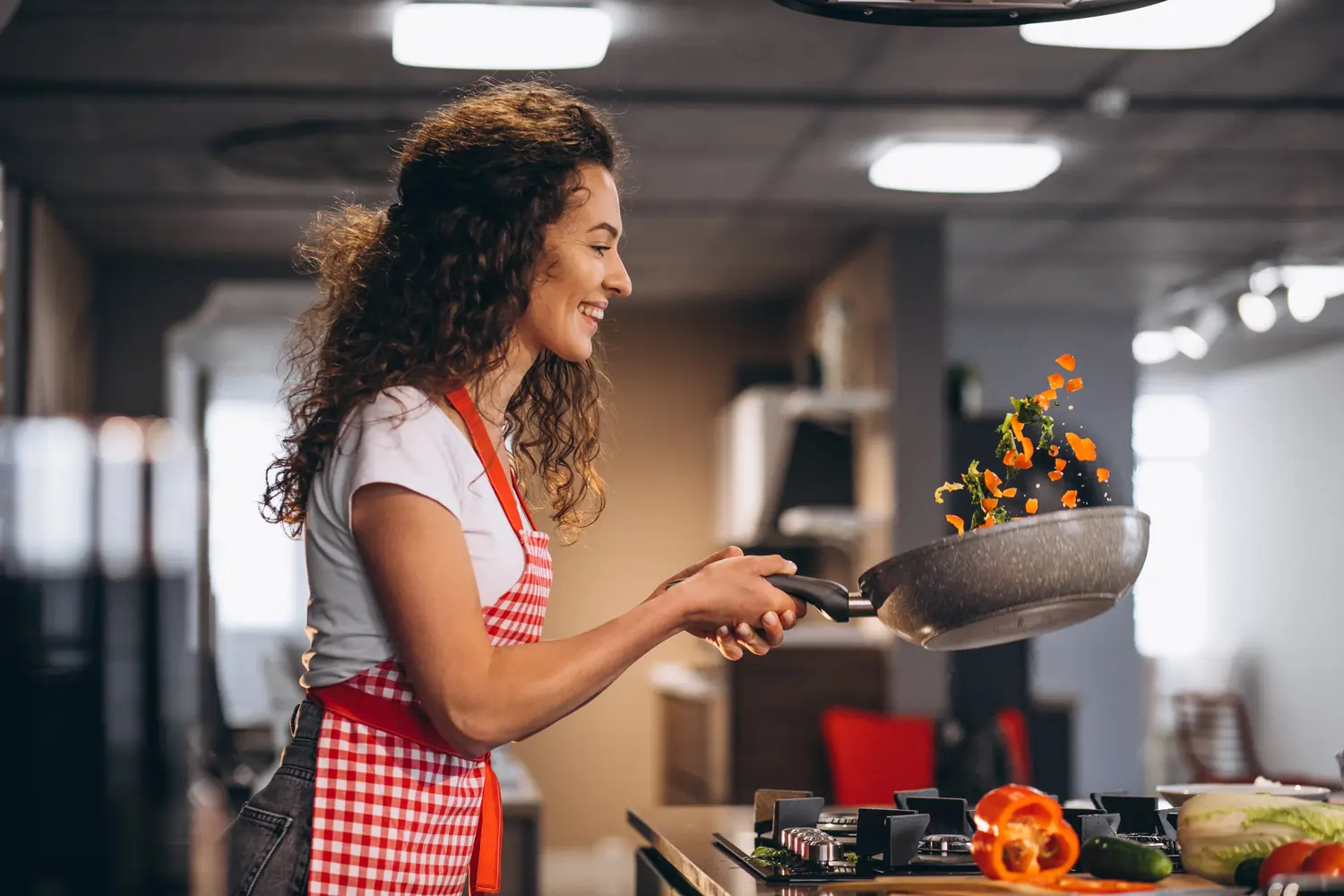 mujer cocinando